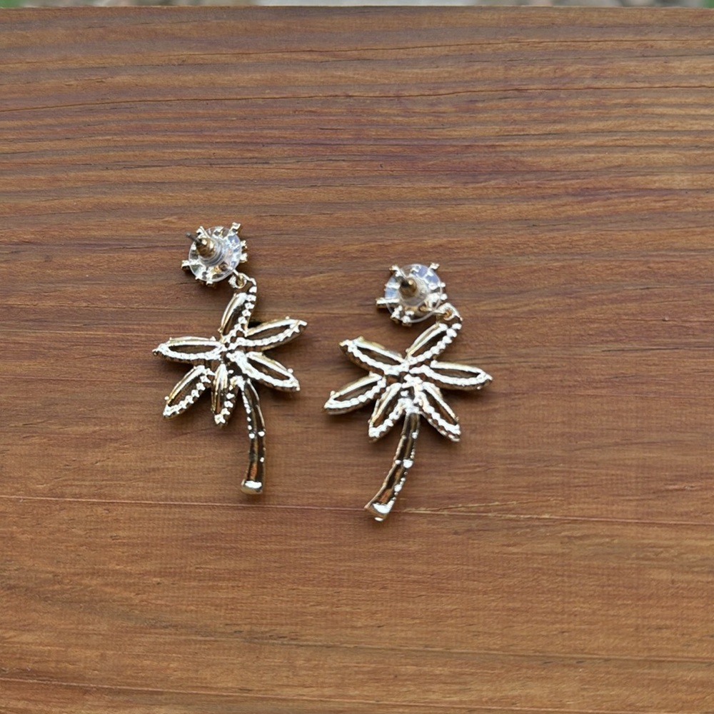 NEW Palm Tree post Earrings - Picture 2 of 4